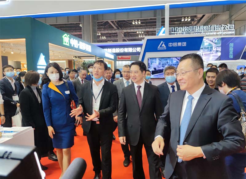 铝板厂家_全国政协常委、中国有色金属工业协会党委书记葛红林等领导到公司展位参观指导